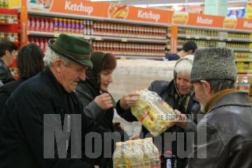 De la prima oră: Pensionarii au luat cu asalt magazinul Carrefour