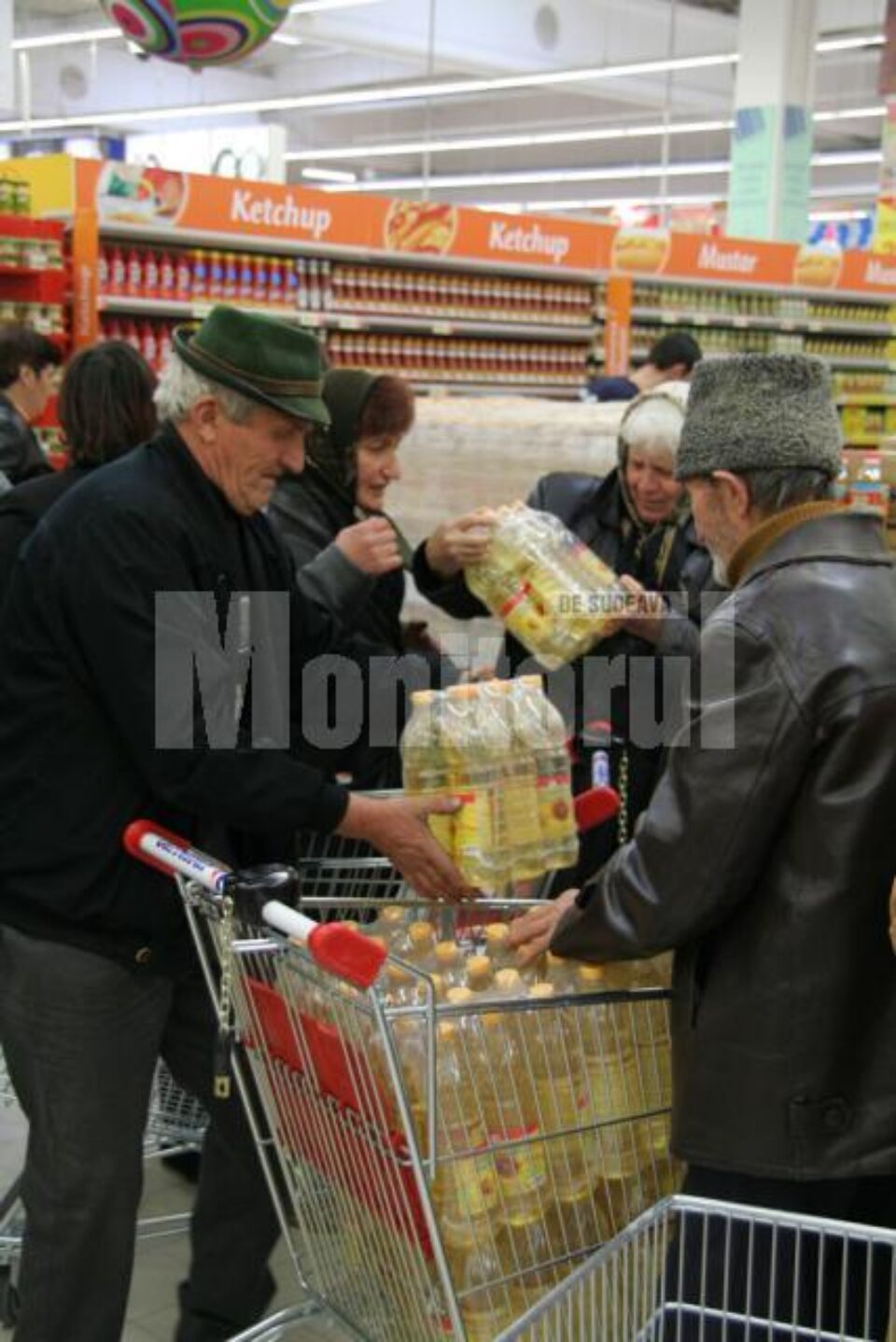 De la prima oră: Pensionarii au luat cu asalt magazinul Carrefour