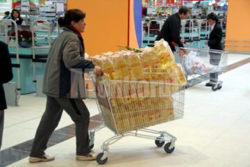De la prima oră: Pensionarii au luat cu asalt magazinul Carrefour