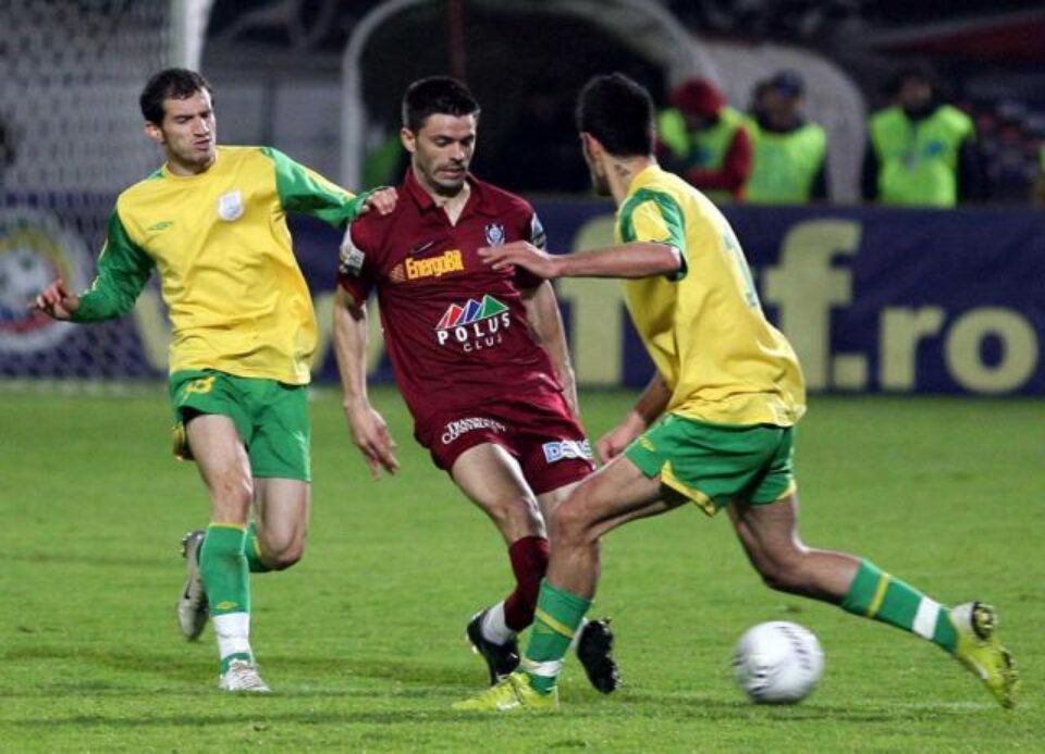 Dani (C), de la CFR Cluj, se luptă pentru balon cu doi jucători de la Dacia Mioveni. Foto: GEORGE FILIP - MEDIAFAX