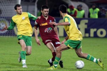 Dani (C), de la CFR Cluj, se luptă pentru balon cu doi jucători de la Dacia Mioveni. Foto: GEORGE FILIP - MEDIAFAX