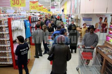 De la prima oră: Pensionarii au luat cu asalt magazinul Carrefour
