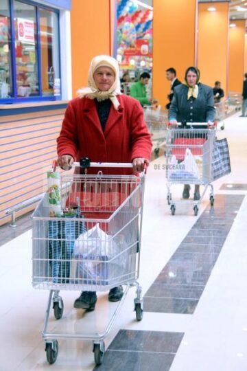 De la prima oră: Pensionarii au luat cu asalt magazinul Carrefour