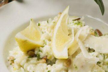 Orez cu ton și castraveți. Foto: Stockfood