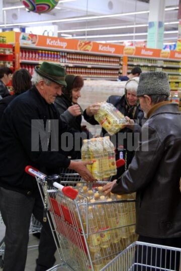 De la prima oră: Pensionarii au luat cu asalt magazinul Carrefour