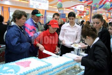 De la prima oră: Pensionarii au luat cu asalt magazinul Carrefour