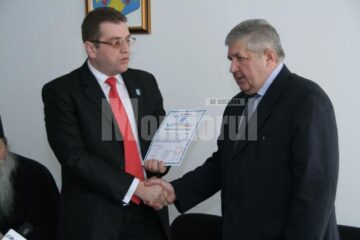 Gavril Mîrza primind diploma de excelență din partea Comisariatului pentru Societatea Civilă