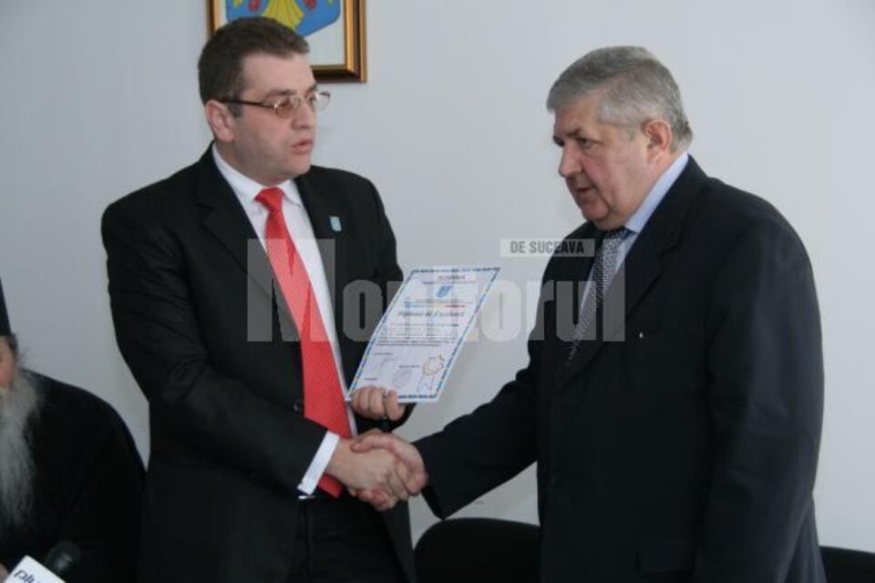 Gavril Mîrza primind diploma de excelență din partea Comisariatului pentru Societatea Civilă Gavril Mîrza primind diploma de excelență din partea Comisariatului pentru Societatea Civilă
