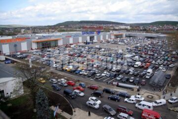 De la prima oră: Pensionarii au luat cu asalt magazinul Carrefour