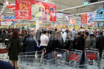 De la prima oră: Pensionarii au luat cu asalt magazinul Carrefour