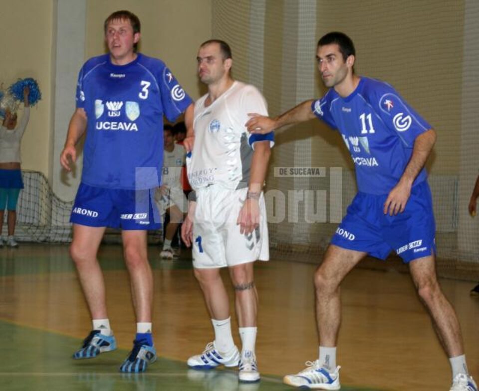 Suceveanul Irimescu, încadrat de studenții Tcaciuc si Tutu, la meciul din sezonul trecut