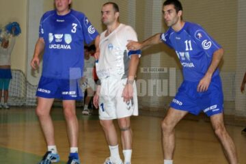 Suceveanul Irimescu, încadrat de studenții Tcaciuc si Tutu, la meciul din sezonul trecut