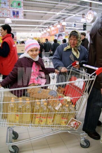 De la prima oră: Pensionarii au luat cu asalt magazinul Carrefour