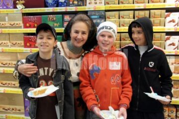 De la prima oră: Pensionarii au luat cu asalt magazinul Carrefour