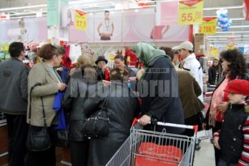 De la prima oră: Pensionarii au luat cu asalt magazinul Carrefour