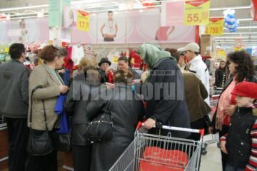 De la prima oră: Pensionarii au luat cu asalt magazinul Carrefour