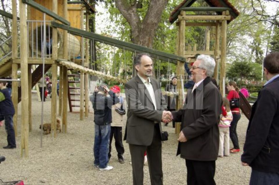 Mihai Șandru și Mihai Frunză la inaugurarea noului loc de joacă