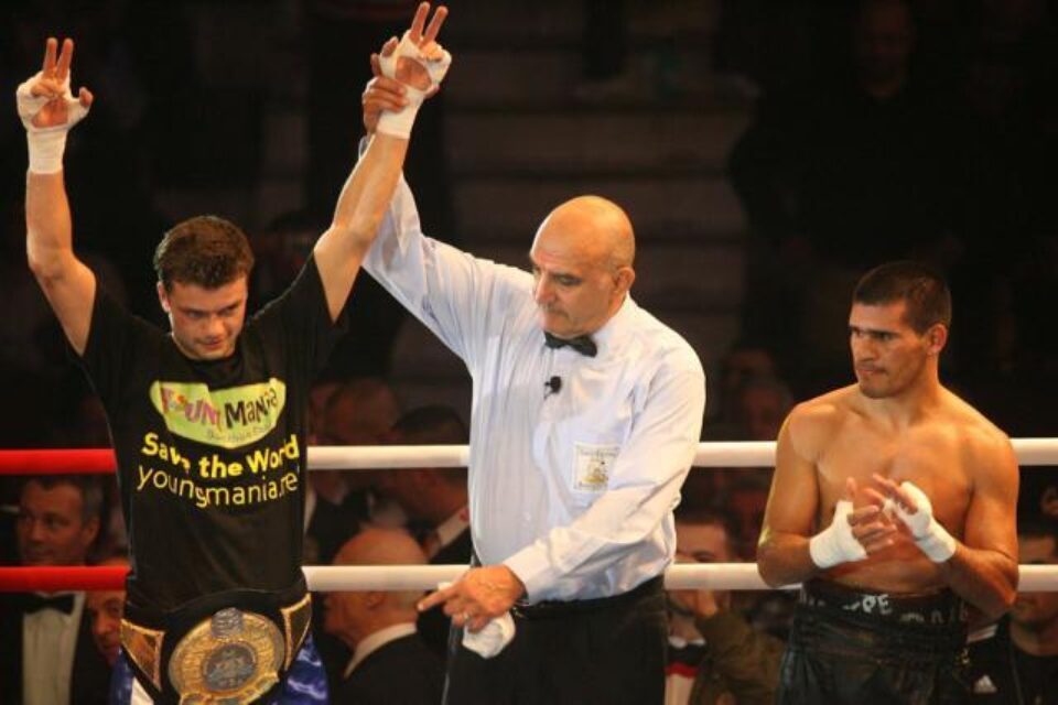 Ion Ionuț (S) pozează după victoria împotriva lui Raul Balbi (D), în cadrul galei Invincibilii. Foto: George FILIP - MEDIAFAX