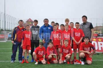 Tinerii fotbaliști suceveni s-au fotografiat alături de Gică Hagi