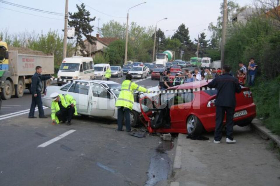 Viteza la volan: Șase victime, în urma unui accident petrecut aseară, pe Calea Unirii