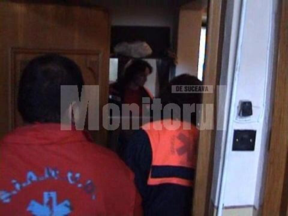Prizonier în propria casă: Bătrân imobilizat la pat, scos din casă cu ajutorul pompierilor