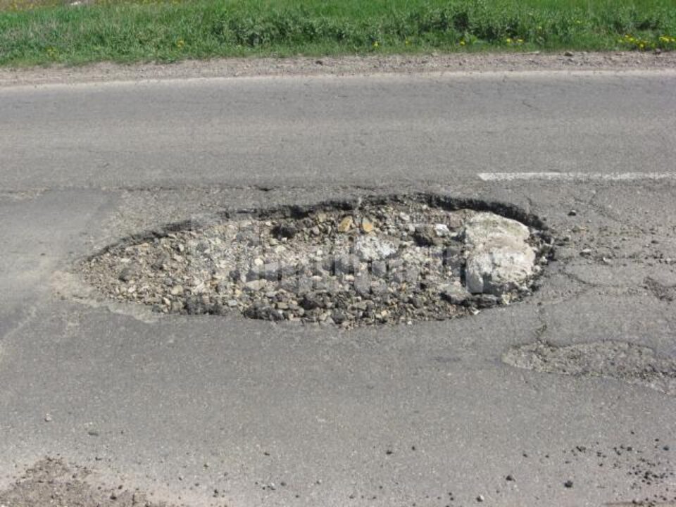 Pericol mare: Groapă capcană, în mijlocul străzii, între Ipotești și Bosanci Pericol mare: Groapă capcană, în mijlocul străzii, între Ipotești și Bosanci