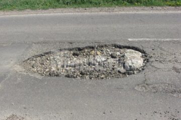 Pericol mare: Groapă capcană, în mijlocul străzii, între Ipotești și Bosanci