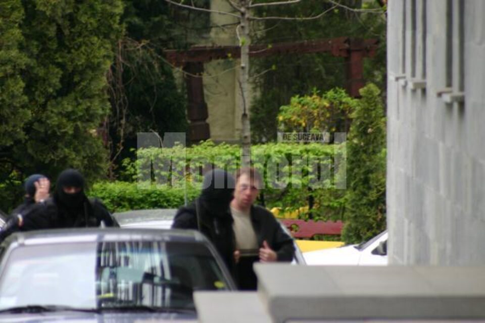 Unul dintre suspecții aduși sub escortă