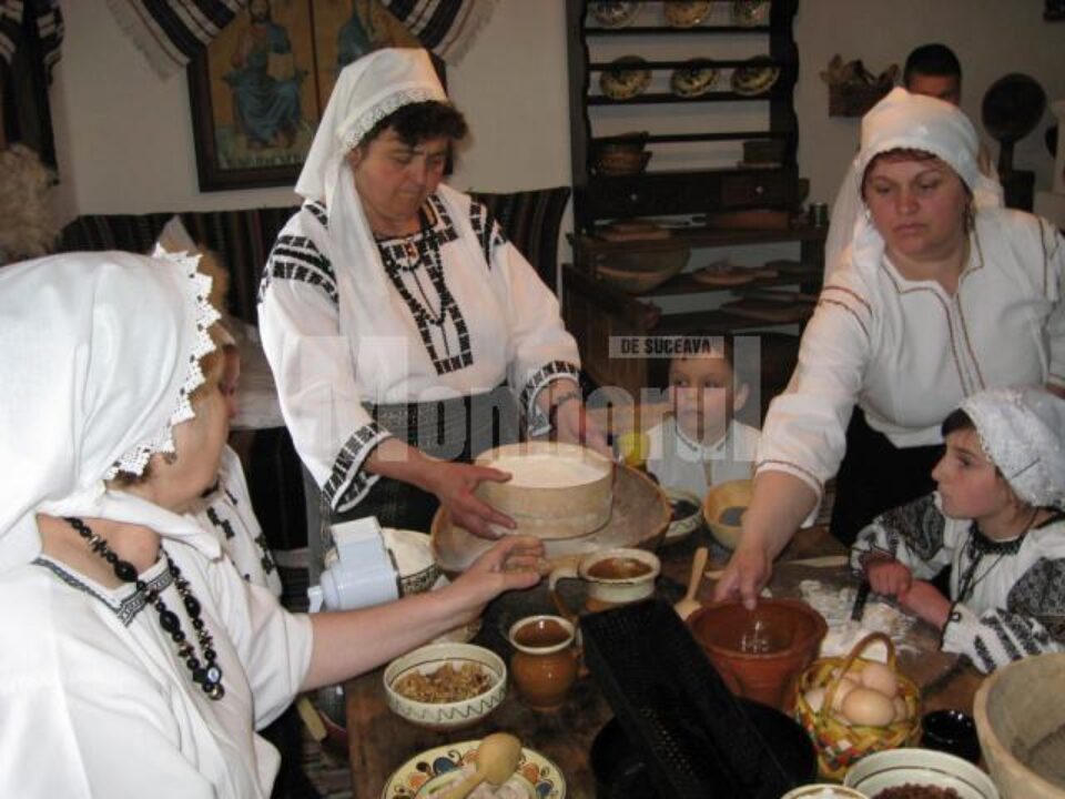 Pregătirea copturilor pentru Paști într-o gospodărie bucovineană din Mănăstirea Humorului