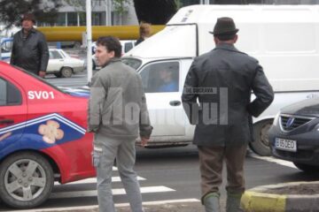 Unii pietoni trec strada pe roșu printre mașini