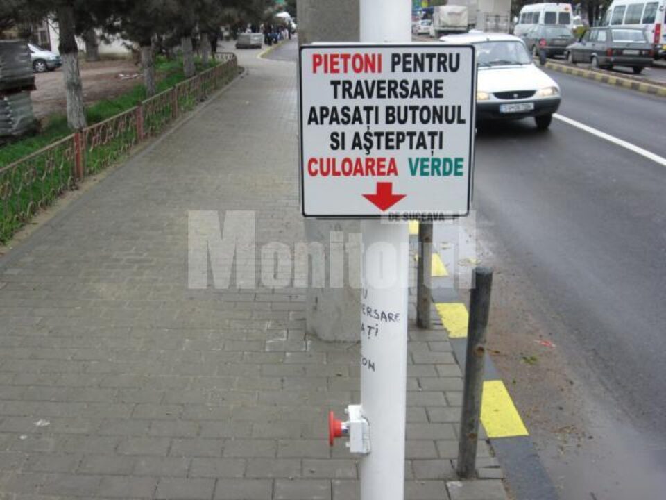 La Shopping City: Pietonii, în pericol pentru că nu știu să folosească semaforul acționat manual
