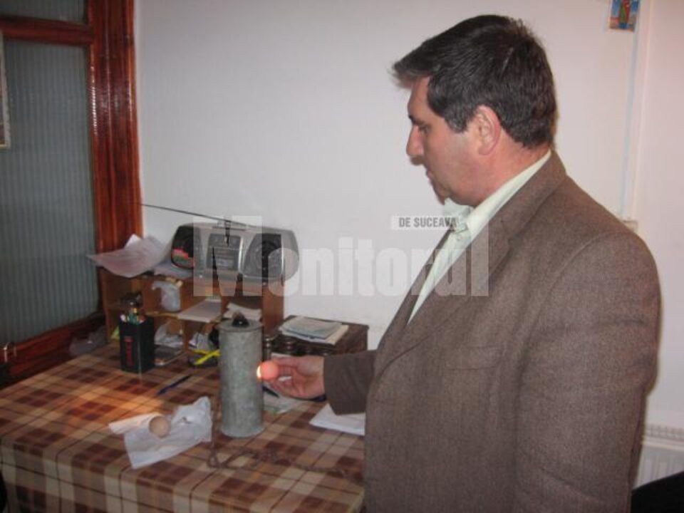 Fiecare ou este verificat de veterinari cu ovoscopul Fiecare ou este verificat de veterinari cu ovoscopul