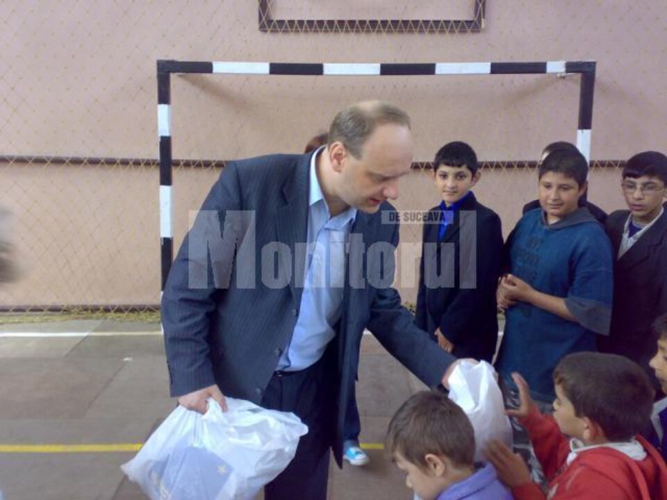 Ovidiu Donțu împărțind cadouri copiilor de la Școala Nr. 7 Ovidiu Donțu împărțind cadouri copiilor de la Școala Nr. 7