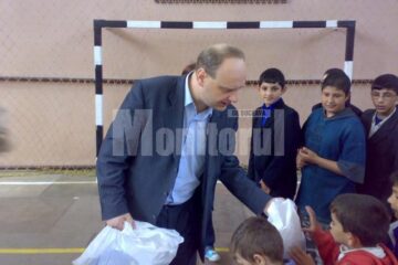 Ovidiu Donțu împărțind cadouri copiilor de la Școala Nr. 7