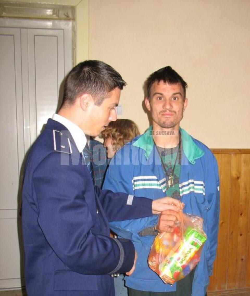 Polițiștii suceveni au împărțit sute de cadouri