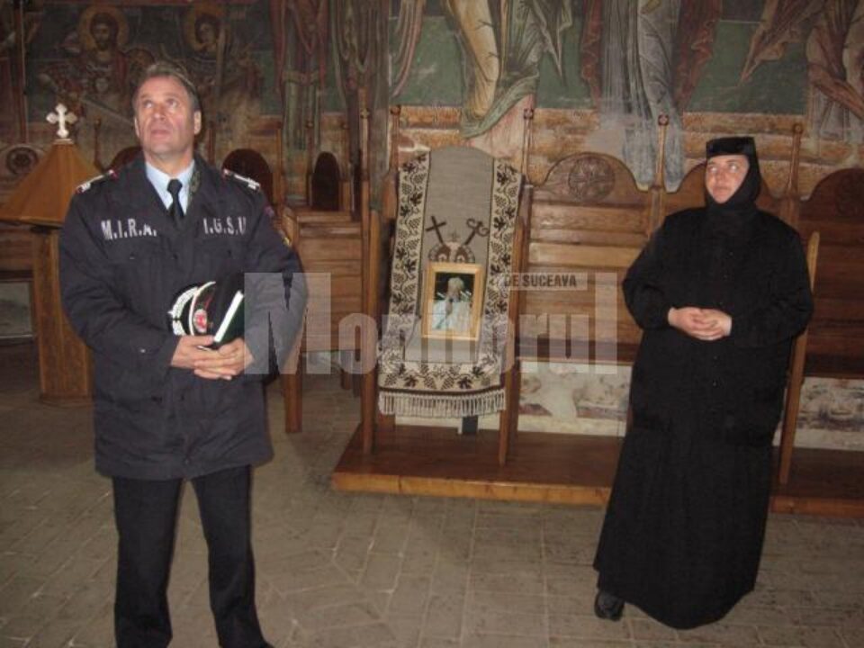 Pompierii dar și maica stareță, conștienți de posibilitatea izbucnirii unui incendiu Pompierii dar și maica stareță, conștienți de posibilitatea izbucnirii unui incendiu