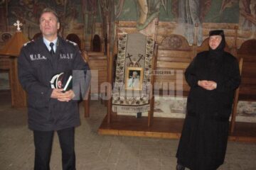 Pompierii dar și maica stareță, conștienți de posibilitatea izbucnirii unui incendiu