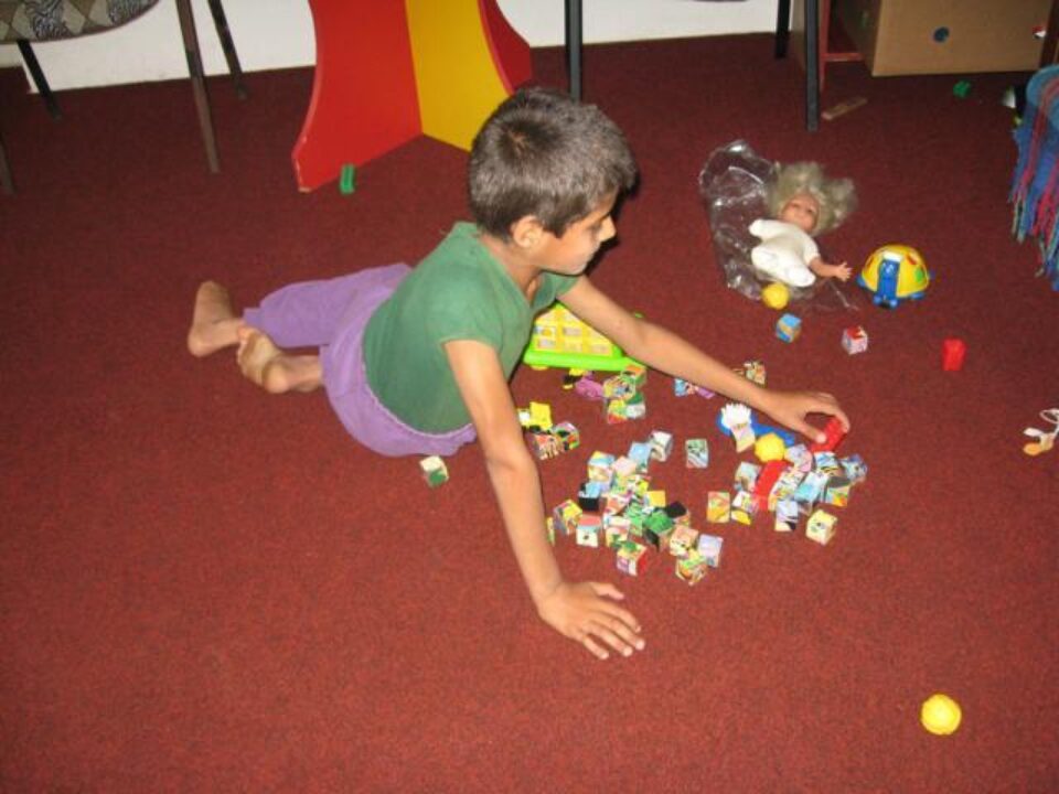 Cristi, mult mai fericit în grija celor de la Protecția Copilului