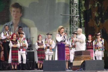 Unde fugim de-acasă...: Ansamblul Artistic „Ciocârlia”, pe scena suceveană
