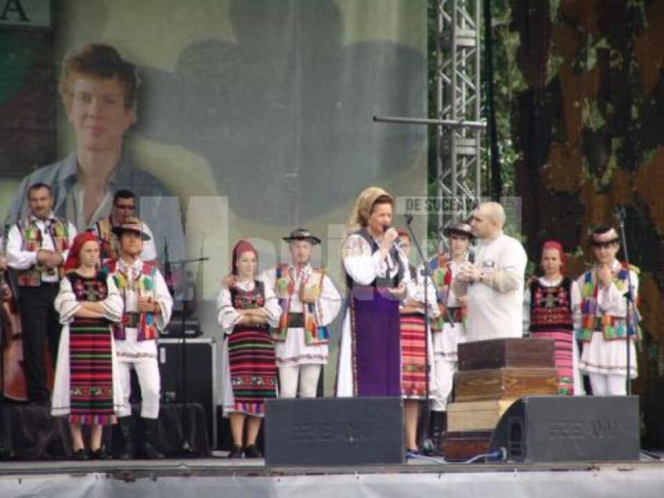 Unde fugim de-acasă...: Ansamblul Artistic „Ciocârlia”, pe scena suceveană