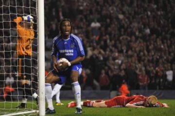 În timp ce Drogba exultă, jucătorii lui Liverpool sunt la pământ