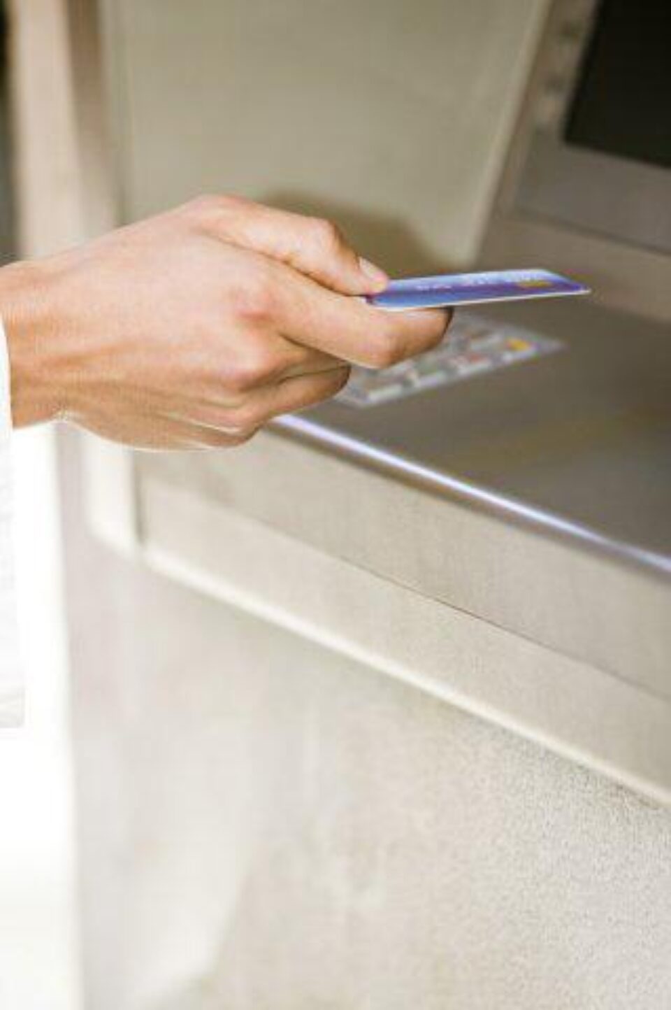 Unele carduri Millenium emise de Bancpost au fost blocate. Foto: JUPITER IMAGES