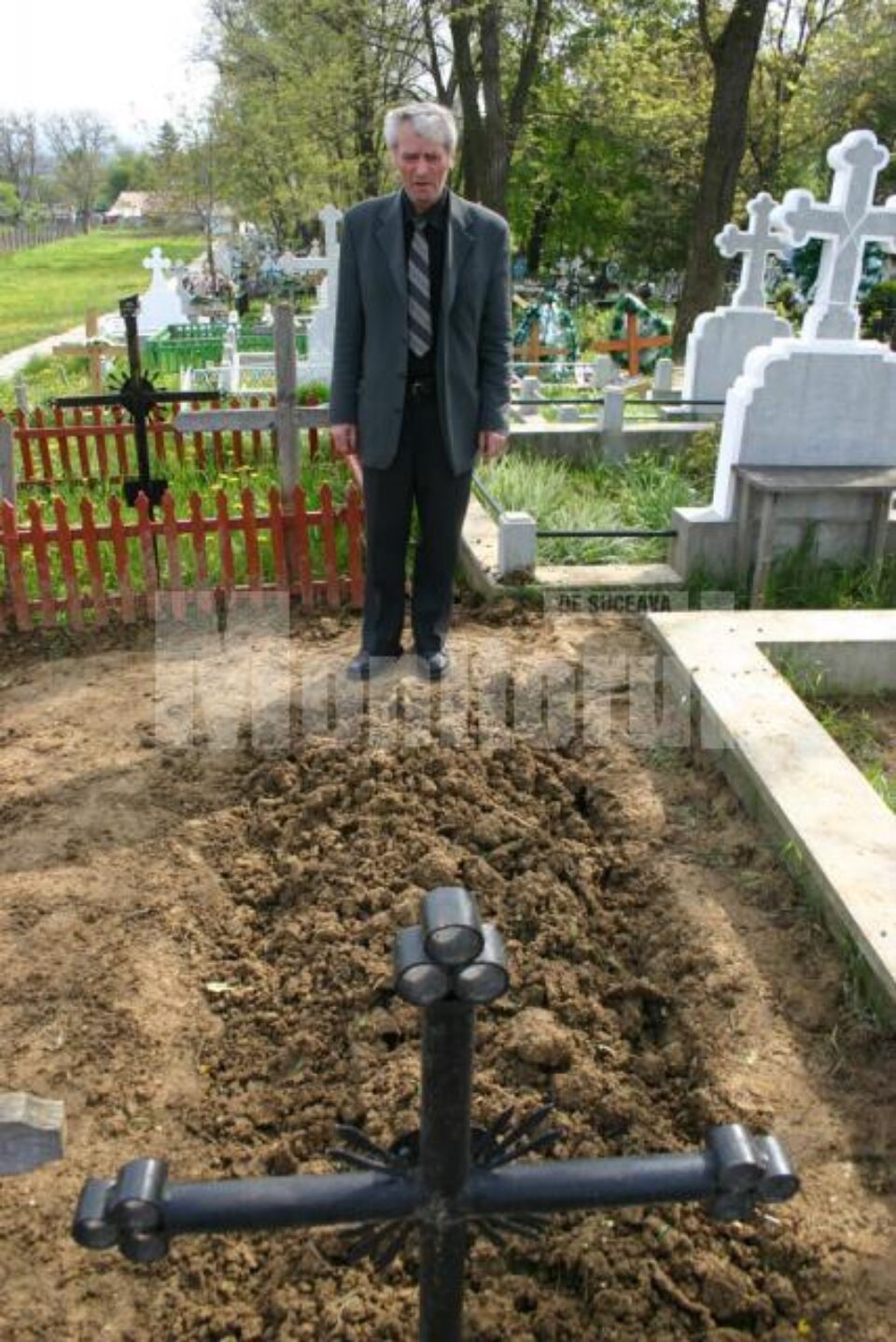 Traian Rebei și mormântul soției sale