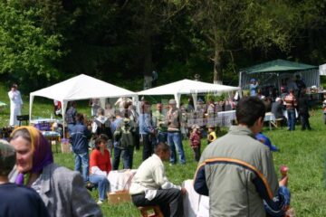 Petrecere câmpenească: Apă sfințită și rachiu, la sărbătoarea Izvorului Tămăduirii de la Liteni