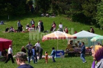 Petrecere câmpenească: Apă sfințită și rachiu, la sărbătoarea Izvorului Tămăduirii de la Liteni