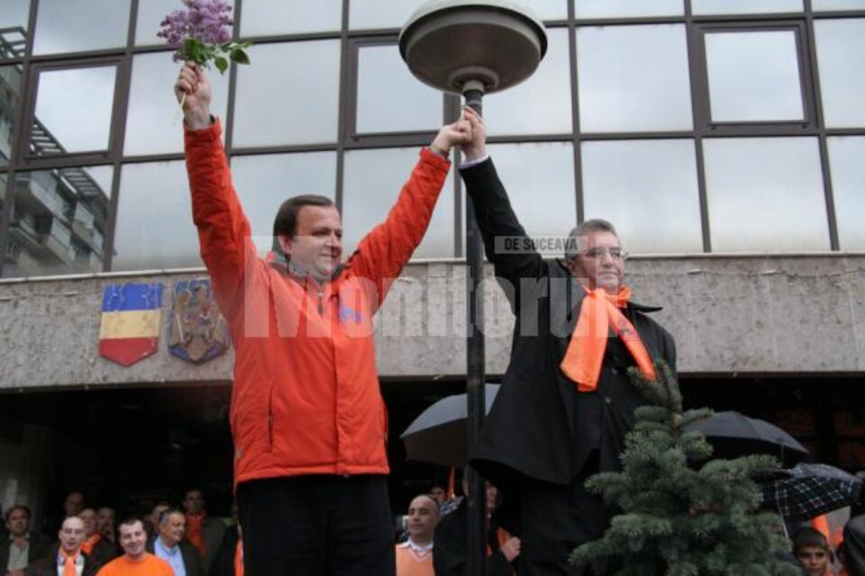 Gheorghe Flutur și Ion Lungu, în fața Primăriei Suceava