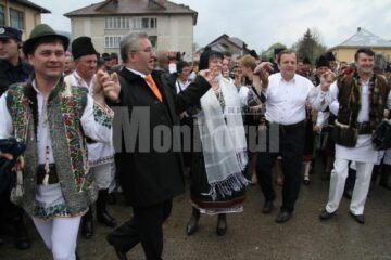 Tradiție: Peste 10.000 de oameni la Hora Bucovinei, organizată de PD-L la Bucșoaia