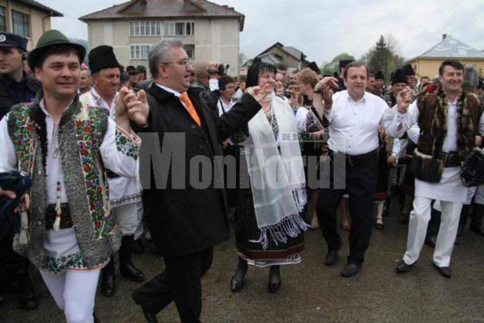 Tradiție: Peste 10.000 de oameni la Hora Bucovinei, organizată de PD-L la Bucșoaia