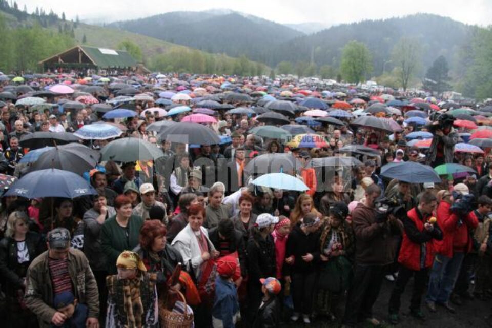 Peste 10.000 de oameni au participat, ieri, la Hora Bucovinei