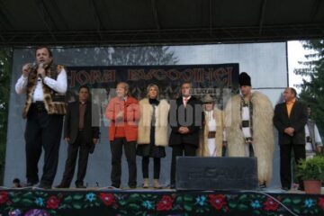 Gheorghe Flutur, alături de echipa sa și oaspeții de la București, Theodor Stolojan și Raluca Turcan